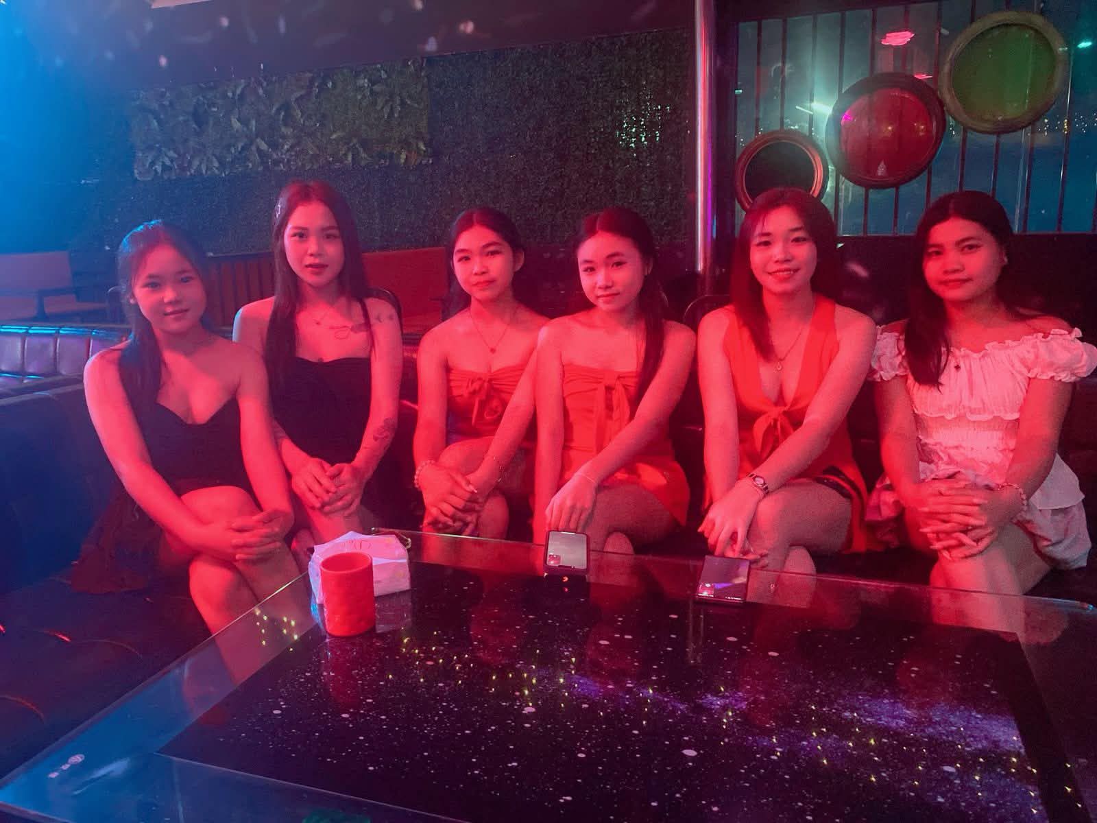 ສາວ PR ຄ່ານັ່ງກັບລູກຄ້າ